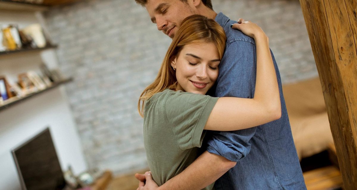 Pelukan, Kunci Hubungan Awet: Manfaat Sentuhan Fisik