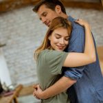 Pelukan, Kunci Hubungan Awet: Manfaat Sentuhan Fisik