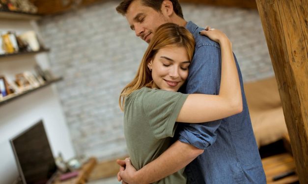 Pelukan, Kunci Hubungan Awet: Manfaat Sentuhan Fisik