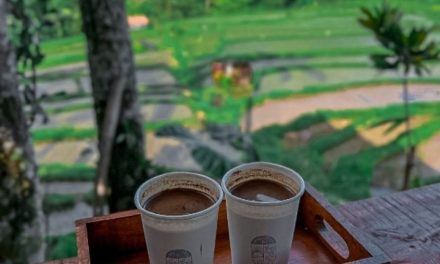 Café Sawah: Menikmati Kopi Sambil Menyatu Dengan Alam