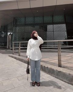 Hijab + Kemeja Putih + Jeans? Begini Cara Tampil Chic Setiap Hari