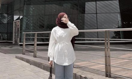 Hijab + Kemeja Putih + Jeans? Begini Cara Tampil Chic Setiap Hari
