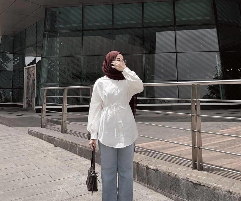 Hijab + Kemeja Putih + Jeans? Begini Cara Tampil Chic Setiap Hari