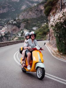 Sweet Banget! El Rumi Bonceng Syifa Hadju Naik Vespa Di Italia