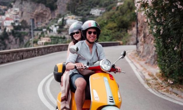 Sweet Banget! El Rumi Bonceng Syifa Hadju Naik Vespa Di Italia