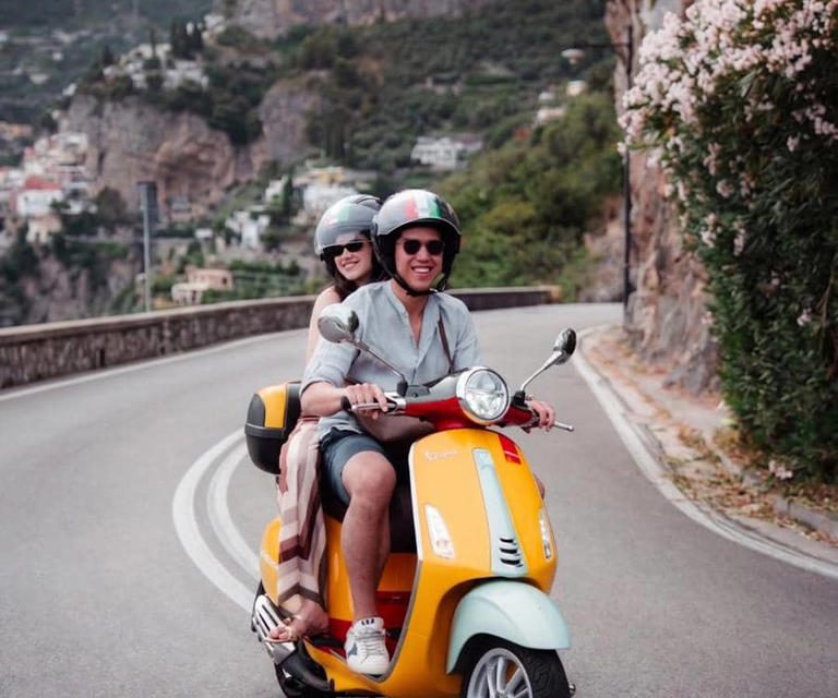 Sweet Banget! El Rumi Bonceng Syifa Hadju Naik Vespa Di Italia