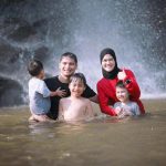 Healing Keluarga, Alvin Faiz Ajak Anak-Anak Hiking Ke Air Terjun