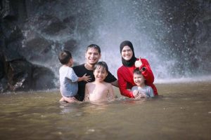 Healing Keluarga, Alvin Faiz Ajak Anak-Anak Hiking Ke Air Terjun