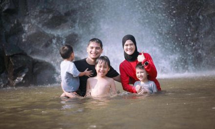 Healing Keluarga, Alvin Faiz Ajak Anak-Anak Hiking Ke Air Terjun