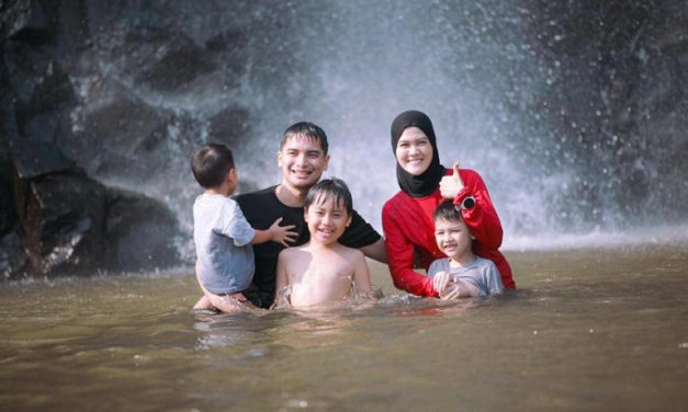 Healing Keluarga, Alvin Faiz Ajak Anak-Anak Hiking Ke Air Terjun
