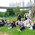 Santai Tapi Stylish! Piknik Keluarga Ashanty & Aurel Di Han River
