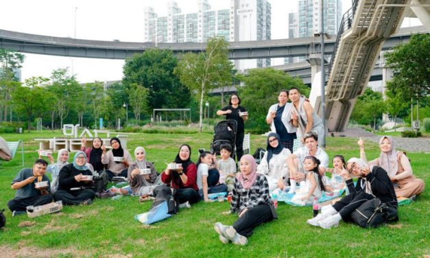 Santai Tapi Stylish! Piknik Keluarga Ashanty & Aurel Di Han River