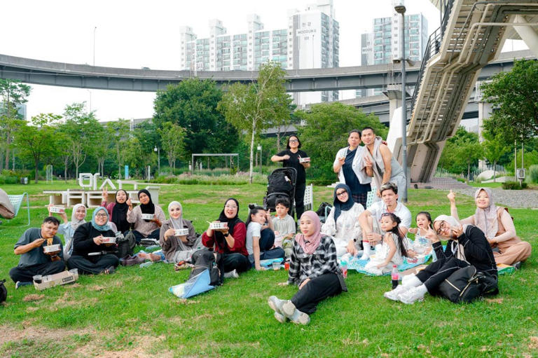 Santai Tapi Stylish! Piknik Keluarga Ashanty & Aurel Di Han River
