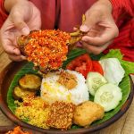 Ayam Penyet, Kuliner Legendaris Dan Sambal Pedas Bikin Nagih