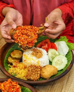 Ayam Penyet, Kuliner Legendaris Dan Sambal Pedas Bikin Nagih