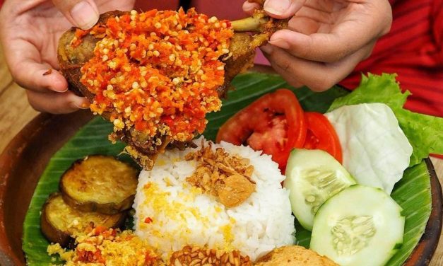 Ayam Penyet, Kuliner Legendaris Dan Sambal Pedas Bikin Nagih