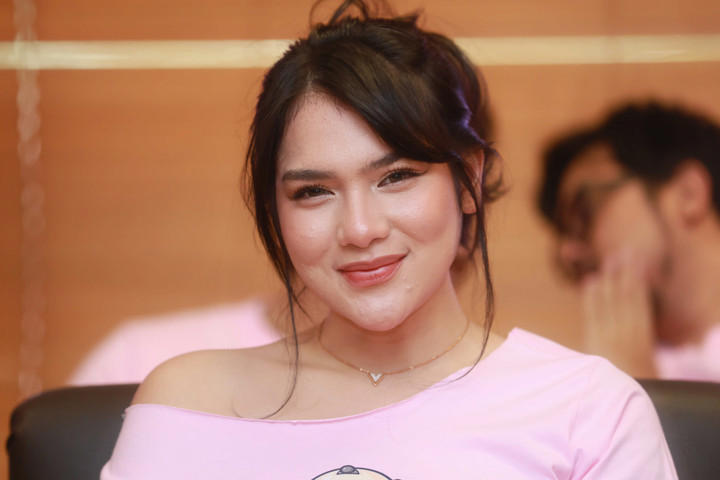 Tampil Beda! Davina Karamoy, Logat Betawi Di Film Naik Level
